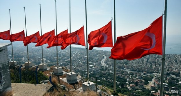 9 DEV TÜRK BAYRAĞI ALANYA SEMALARINDA DALGALANIYOR