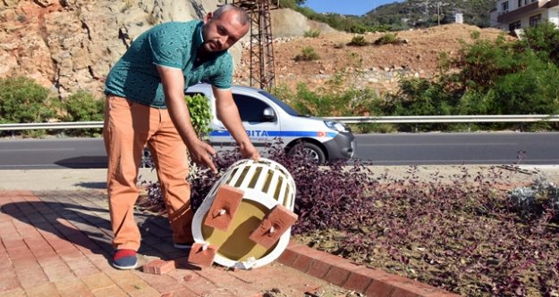 DİNEK PARKI'NDA ESRARENGİZ TAHRİP