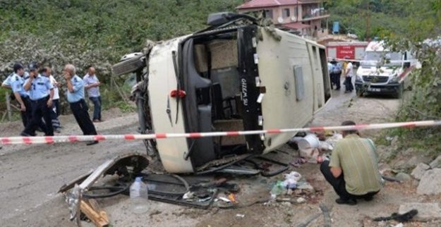 OTEL MİDİBÜSÜ DEVRİLDİ: 12 YARALI VAR