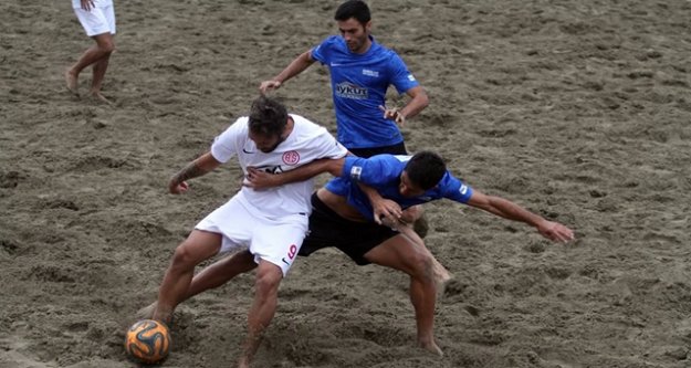 PLAJDA HEYECAN KALDIĞI YERDEN DEVAM EDİYOR