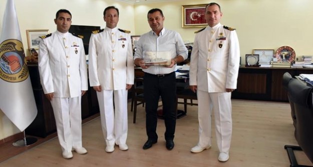 SAVAŞ GEMİLERİ HALKA AÇILDI