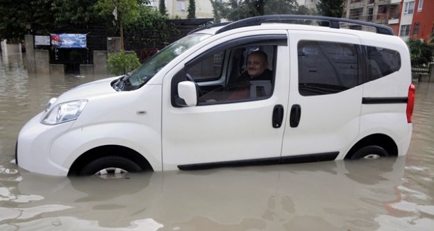 SÜRÜCÜLER ARAÇLARINDA MAHSUR KALDILAR