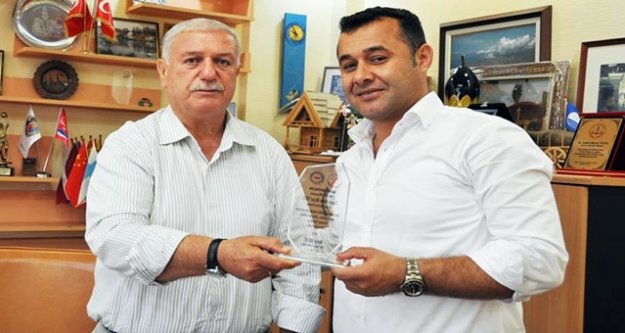 YÜCEL’E SPORA KATKI PLAKETİ