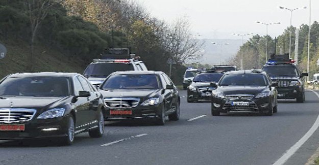 30 LÜKS ARAÇLIK KONVOYLA OTELE GİRİŞ YAPTI