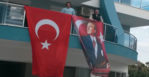 ATATÜRK VE BAYRAK HEDİYE ETTİ