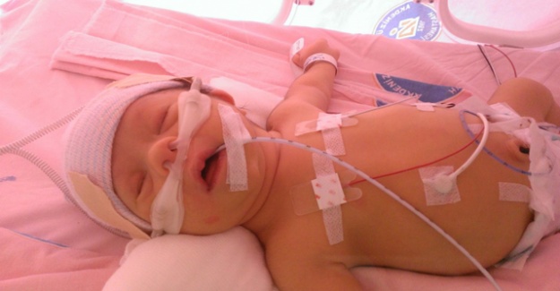 ÇOCUĞU ÖLMESİN DİYE ARABADA...