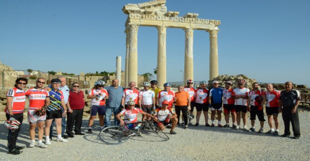 ESKİ MİLLİ BİSİKLETÇİLERDEN USTALARA SAYGI BULUŞMASI