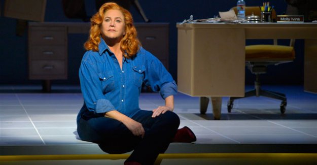 KATHLEEN TURNER ANTALYA’DA