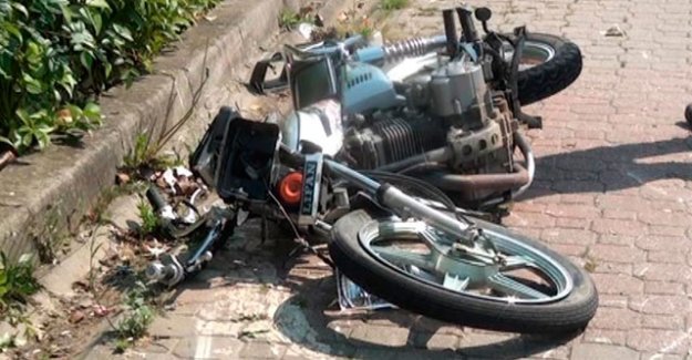 MOTOSİKLETTEN DÜŞEN GENÇ KIZ YARALANDI