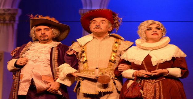 ŞAŞKIN KOCA SEYİRCİYLE BULUŞUYOR