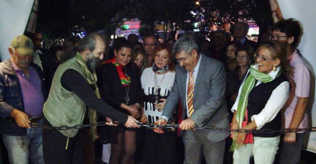 SERGİ AÇILIŞINDA KURDELE YERİNE ZİNCİR KESTİLER