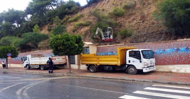 YAĞMUR SUYU KANALLARI TEMİZLENİYOR