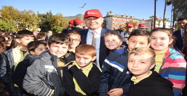 ÇOCUKLARDAN BAŞKAN YÜCEL'E YOĞUN İLGİ