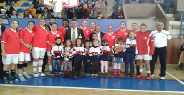 ÇOCUKLARDAN BASKETÇİLERE ANLAMLI HEDİYE