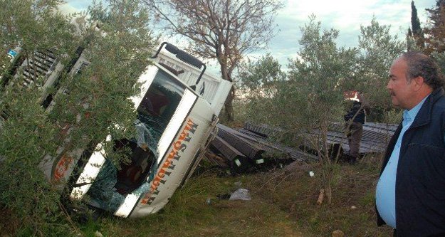 DEMİR YÜKLÜ KAMYON DEVRİLDİ