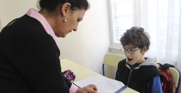 ENGELLİ ÖĞRENCİLER OKUMA-YAZMA ÖĞRENİYOR