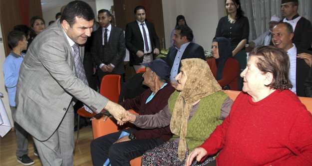 HUZUREVİ'NDE YILBAŞI COŞKUSU