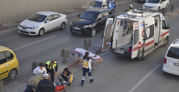 MOTOSİKLETLİ GENÇ ÖLÜMDEN DÖNDÜ