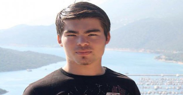 MOTOSİKLETLİ GENÇ TIR'A ÇARPARAK CAN VERDİ