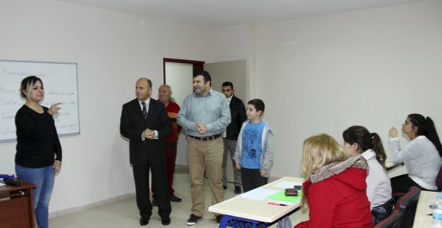 ÖĞRENCİLERDEN TANRISEVEN'E İŞARET DİLİ İLE SEVGİ GÖSTERİSİ