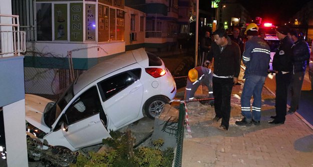 OTOMOBİL APARTMAN BAHÇESİNE DALDI