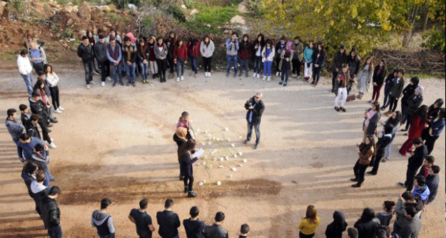 SINIF ARKADAŞLARI, HÜLYA İÇİN SOKAĞA DÖKÜLDÜ