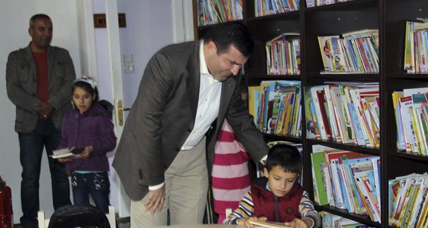 TANRISEVEN KÜTÜPHANEDE ÖĞRENCİLERLE BULUŞTU