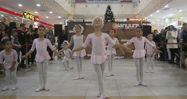 ALANYUM'DA SÜRPRİZ DANS ŞOV