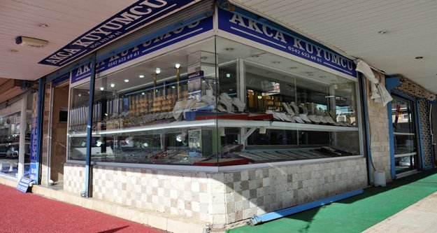 KUYUMCUDAN ALTINI ALIP KAÇTILAR