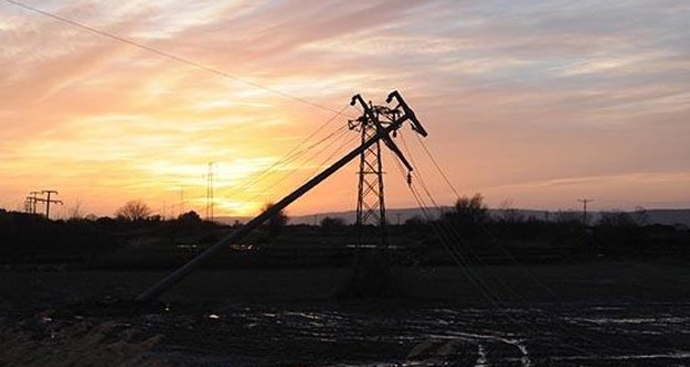 RÜZGAR DİREK DEVİRDİ!