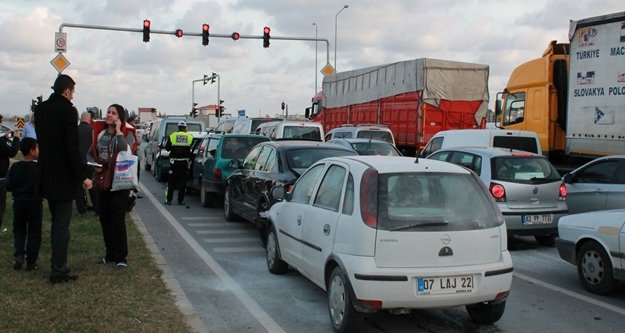 ALANYA YOLUNDA 5 ARAÇ BİRBİRİNE GİRDİ