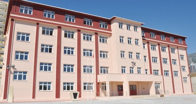 İLKOKULDA MASKELİ SOYGUN