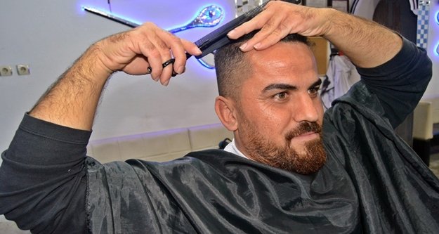 KENDİNİ TIRAŞ EDEN BERBER ŞAŞIRTIYOR