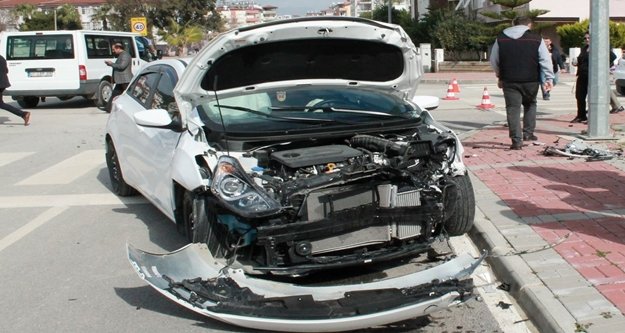 TRAFİK KAZASI: 2 YARALI