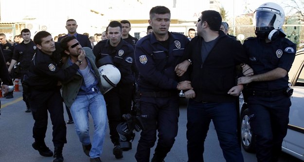 ÜNİVERSİTEDE OLAY: 15 GÖZALTI