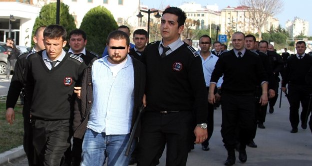 ÜNİVERSİTEDE OLAY: 2 YARALI 12 GÖZALTI