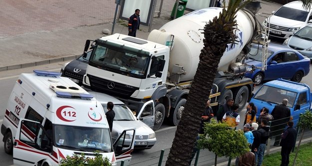 ALANYA'DA OTOMOBİLE BETON MİKSERİ ÇARPTI