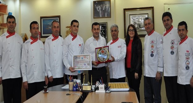 AŞÇILARDAN BAŞKAN YÜCEL’E DESTEK TEŞEKKÜRÜ