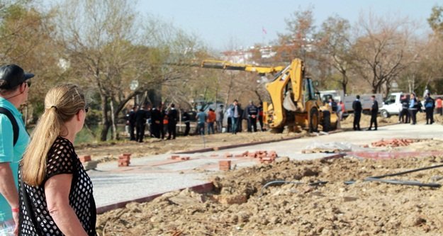 BELEDİYE İSKELEYİ YIKTI ORTALIK KARIŞTI