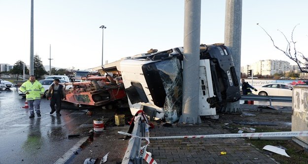 BETON POMPASI KAMYONU DEVRİLDİ: 3 YARALI