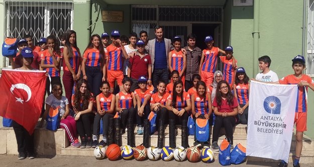BÜYÜKŞEHİR'DEN OKULLARA SPOR DESTEĞİ