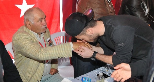 FUTBOLCULAR ŞEHİDİMİZİN BABASININ ELİNİ ÖPTÜ