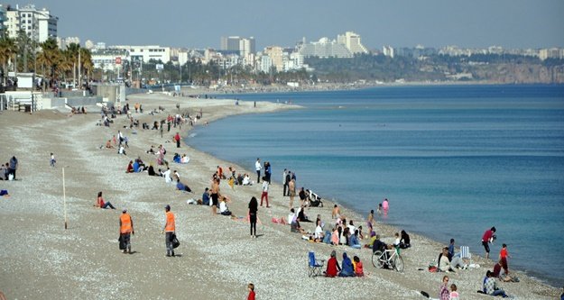 GÜNEŞİ GÖREN SAHİLE KOŞTU