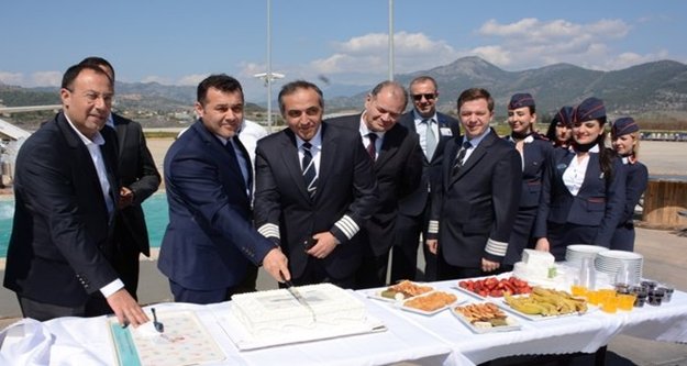 İLK İRANLI YOLCULARA PASTALI KARŞILAMA