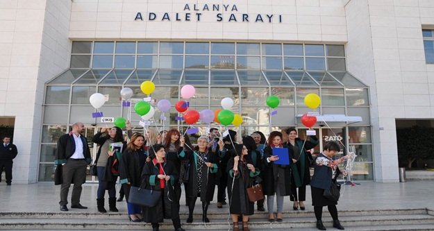 KADIN AVUKATLARDAN BALONLU KUTLAMA