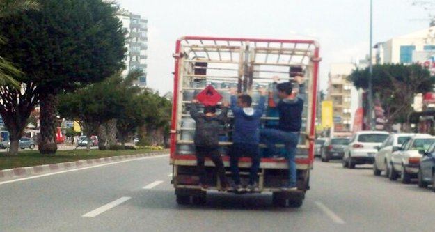 KAMYONET ARKASINDA TEHLİKELİ YOLCULUK