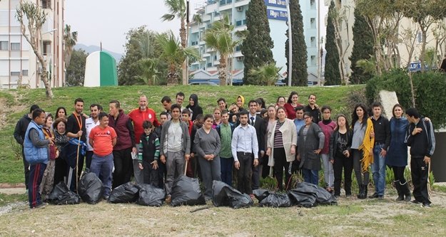 KARDELENLER'DEN PLAJDA ÖRNEK DAVRANIŞ