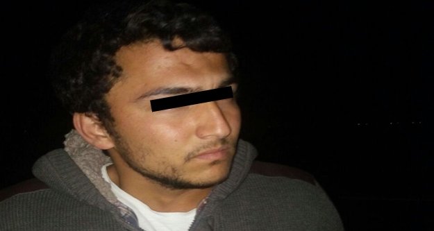 SAHİLDEN ÇALDIĞI KUMU POLİSLERİN ÖNÜNE DÖKTÜ