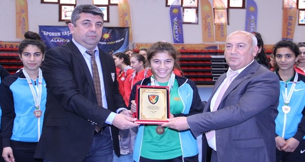 SALON HOKEYİ MÜSABAKALARI SONA ERDİ