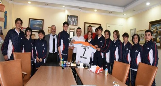 ŞAMPİYONLARDAN YÜCEL’E ZİYARET